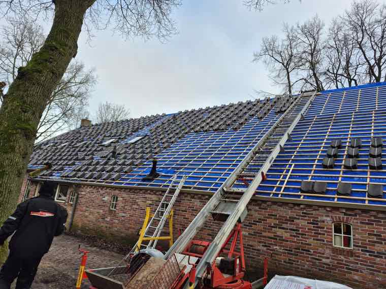 Pannendak in renovatie met oude pannen