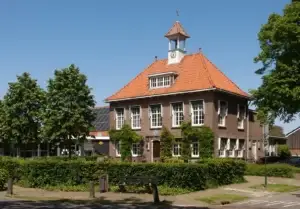 Het voormalige gemeentehuis in Peize