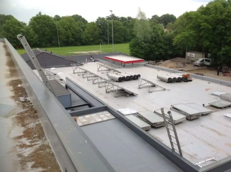 Plat dak van een bedrijfspand tijdens het werk