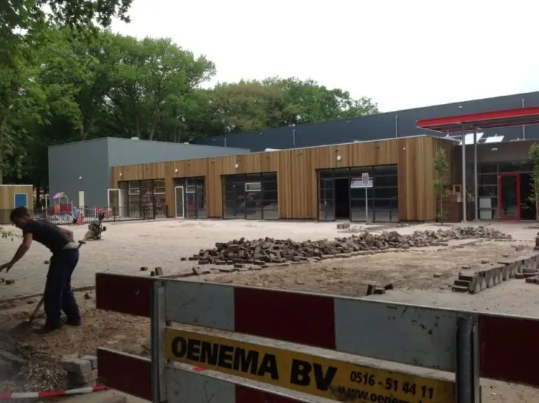 Bedrijfspand in aanbouw met houten gevel