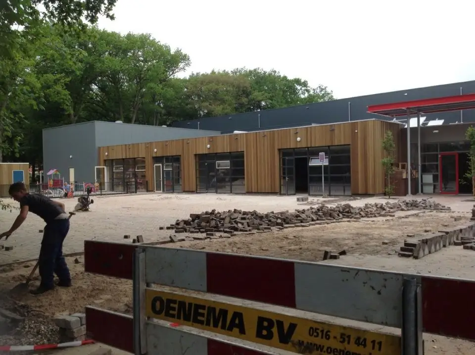 Bedrijfspand in aanbouw met houten gevel