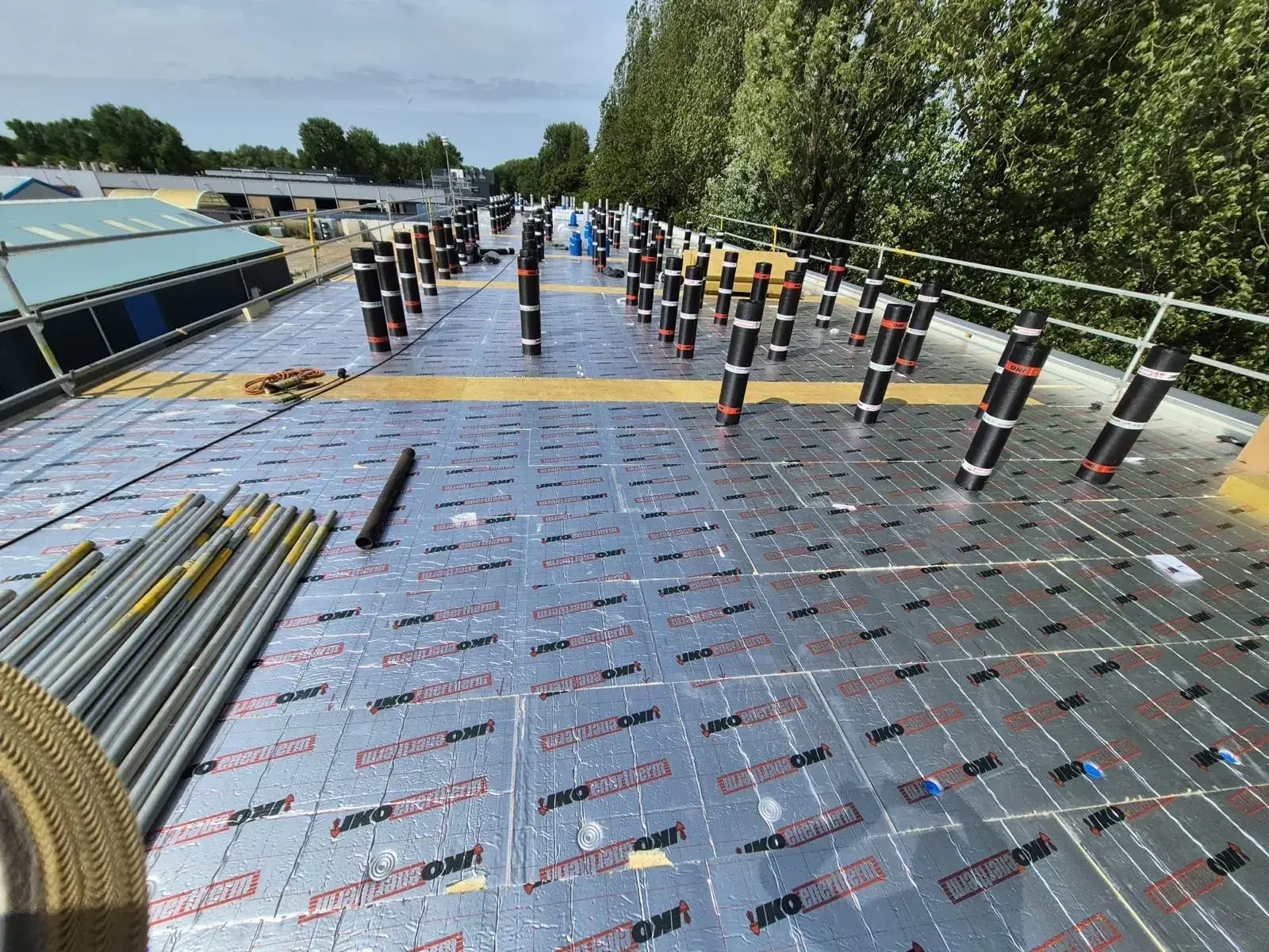 Bedrijfsdak met valbeveiliging en dakdoorvoeren