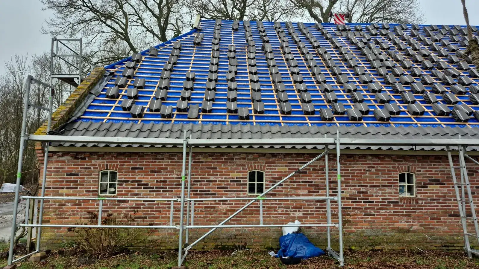 Boerderij met nieuwe folie en panlatten tijdens de renovatie