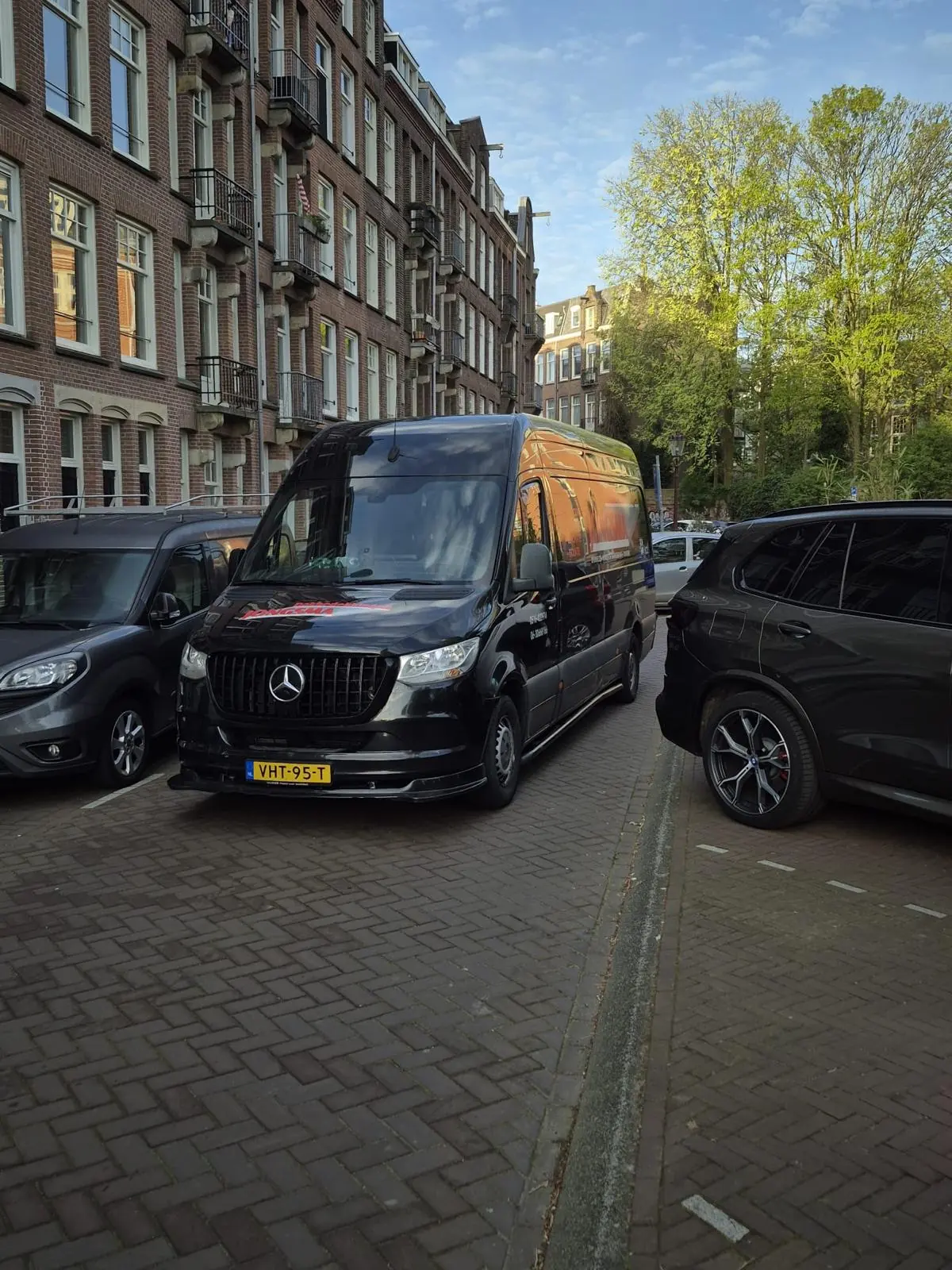 Bus van Jongsma in een stadsstraat