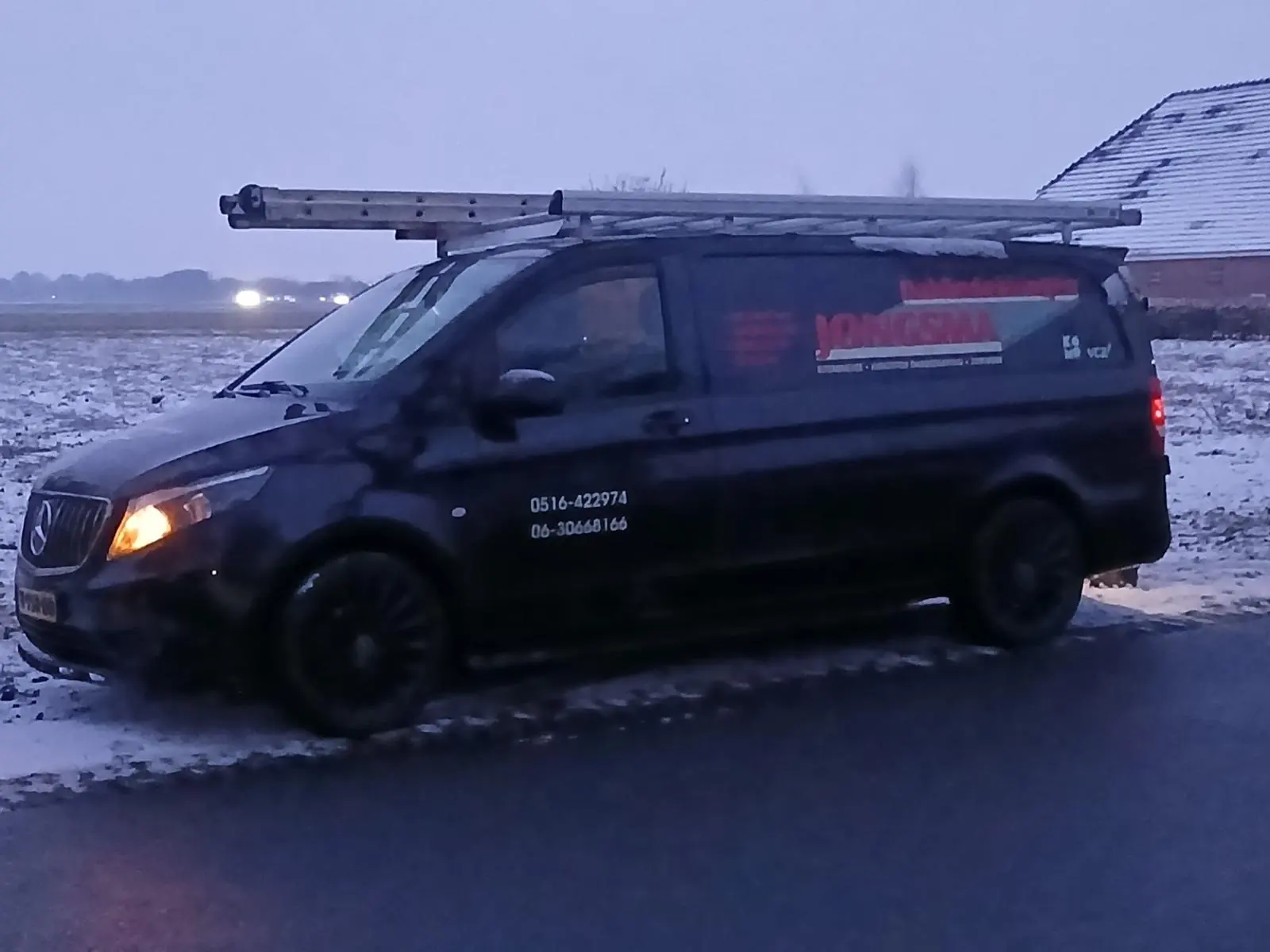 Bus van Jongsma in de sneeuw