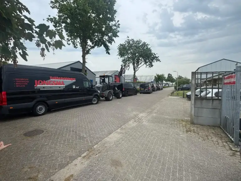 Bedrijfsbussen van Jongsma bij het pand