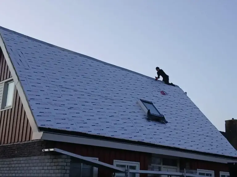 Dakdekker aan het werk op een nieuw pannendak