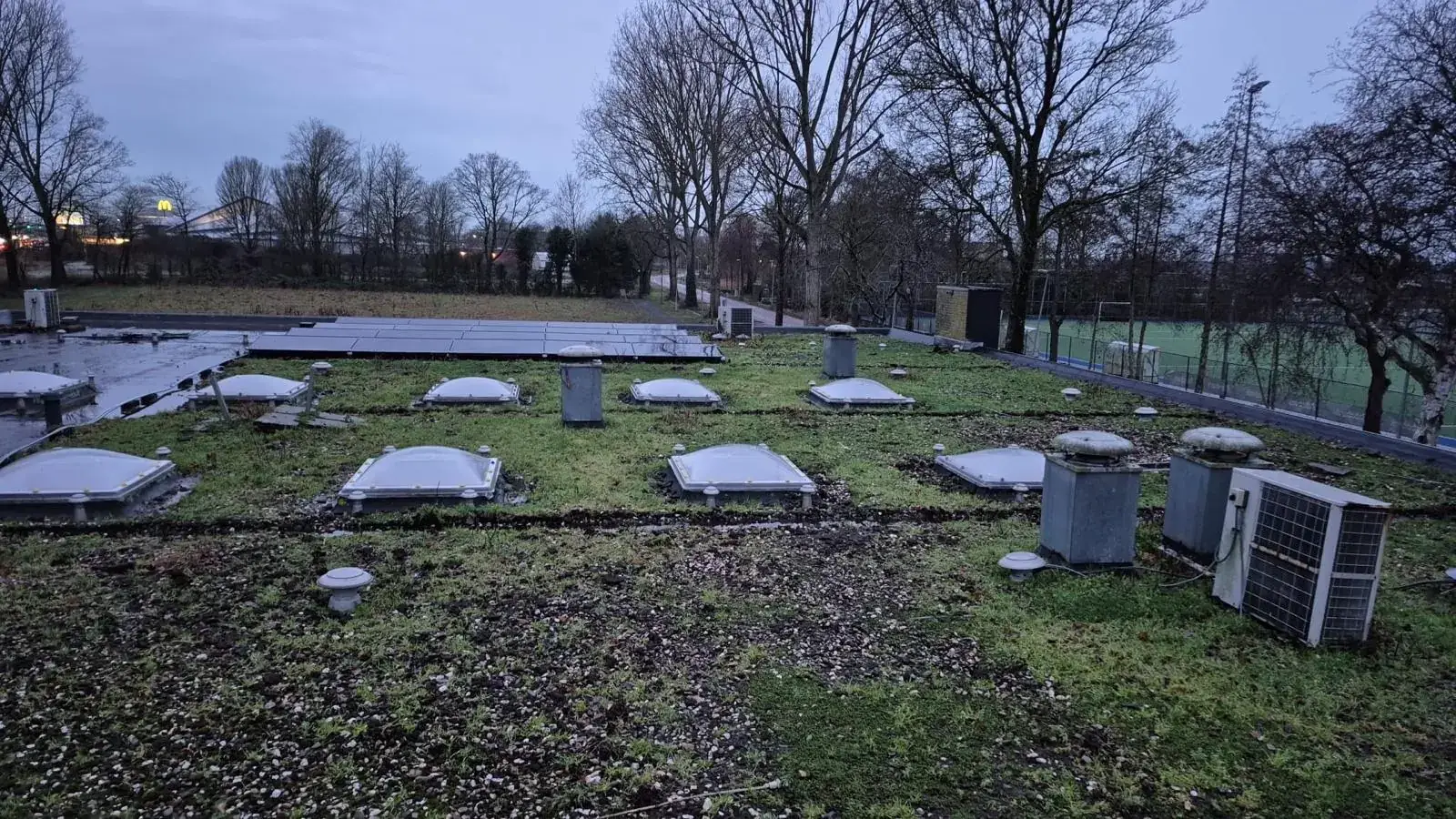 Groendak met lichtkoepels