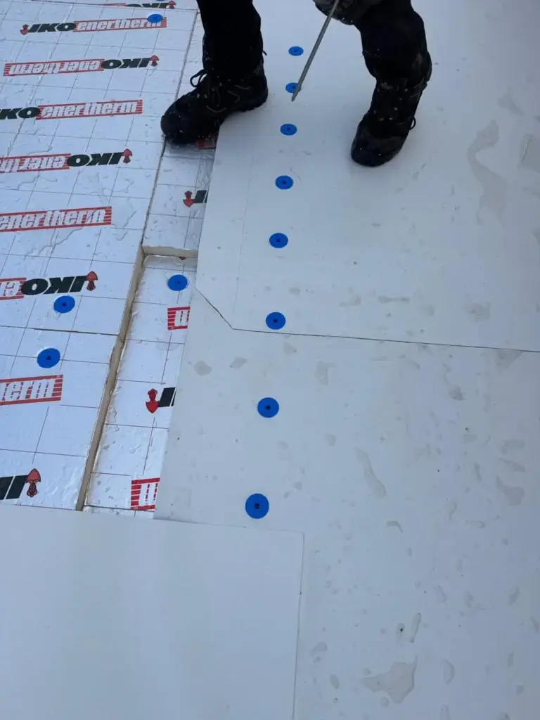 Isolatie en bevestiging op een plat dak