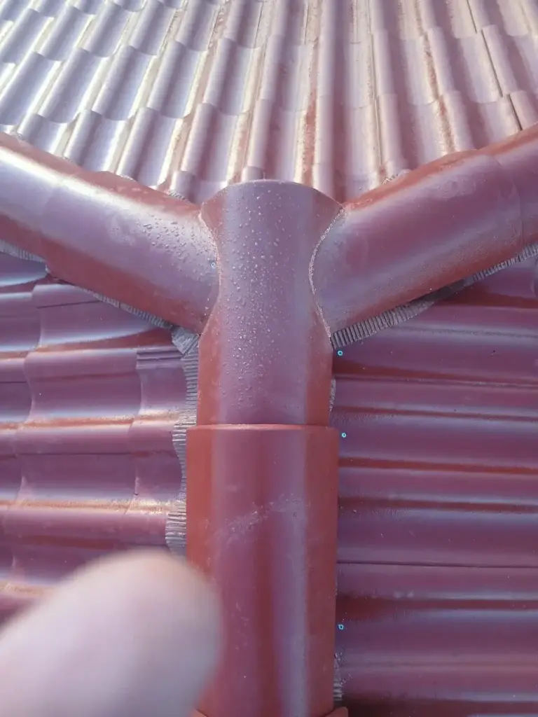 Detail van nokvorsten op rode pannen