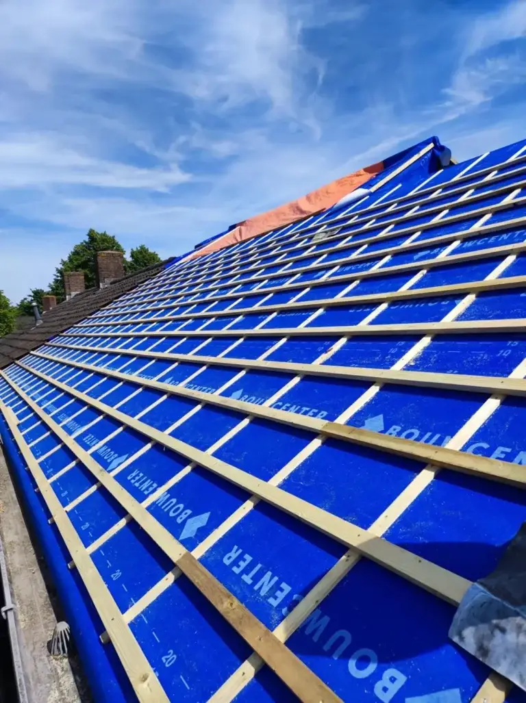 Nieuwe dakfolie en panlatten op een pannendak