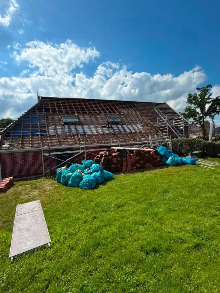 Pannendak gestript voor vernieuwing, pannen op de steiger