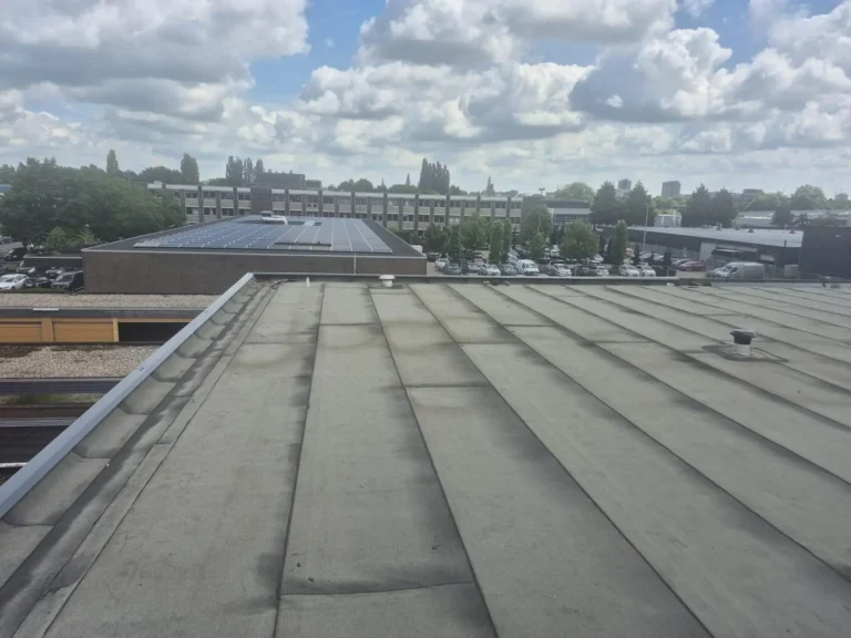Plat dak met nieuwe banen bitumen
