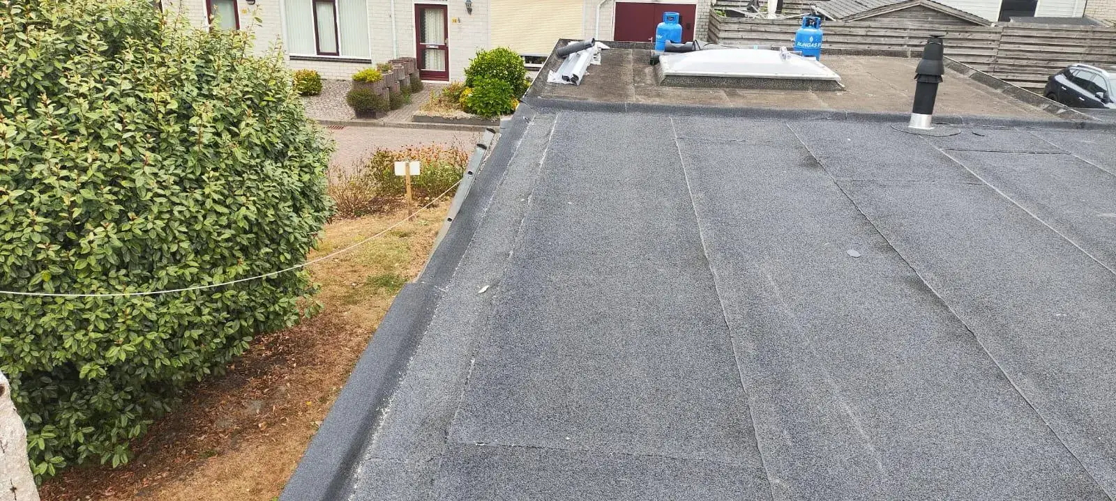 Plat dak met nieuwe bitumen dakbedekking