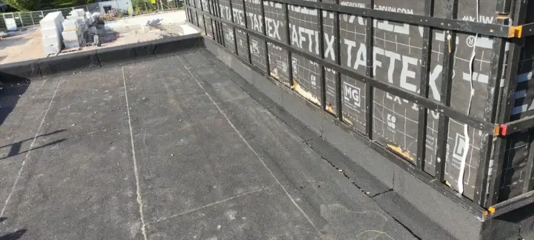 Plat dak met afgewerkte dakrand