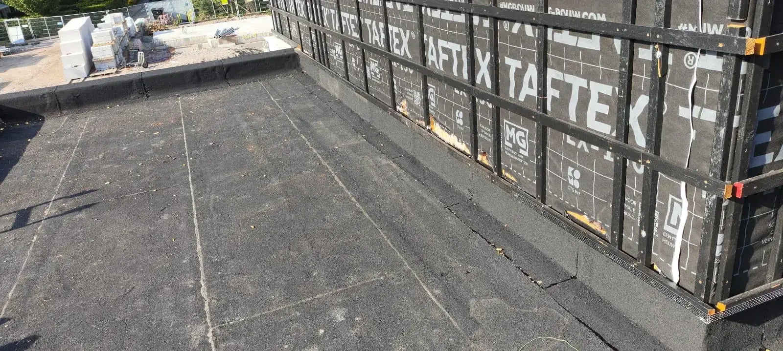 Plat dak met afgewerkte dakrand