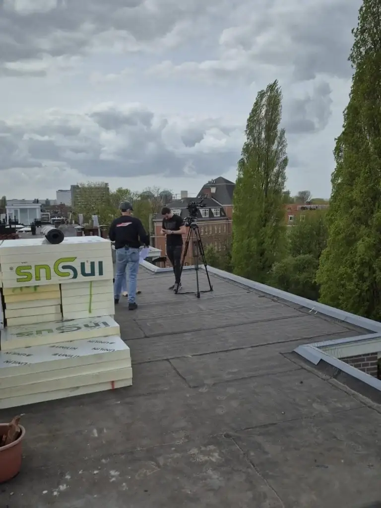 Isolatieplaten op een plat dak, klaar voor de dakbedekking