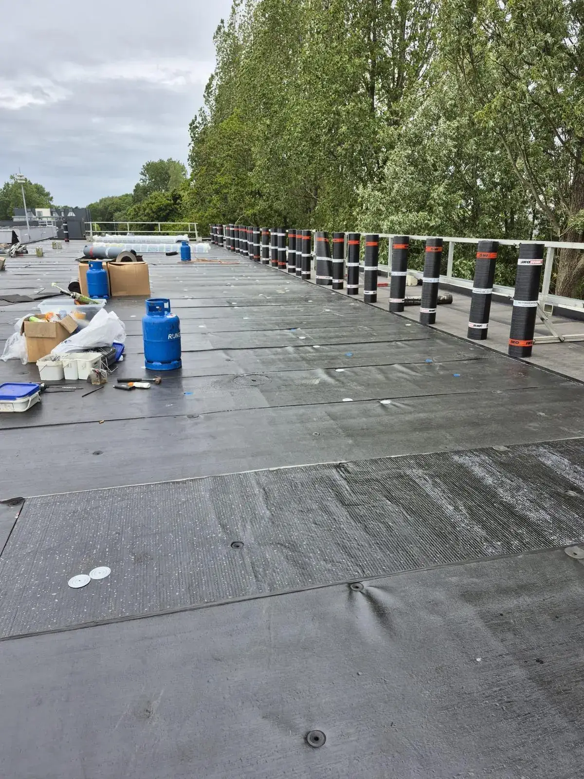 Plat dak met randbeveiliging