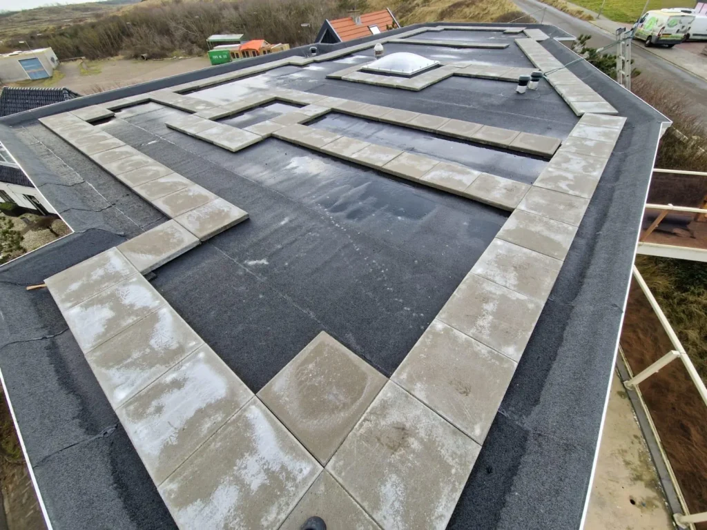 Plat dak met tegelpad en dakranden