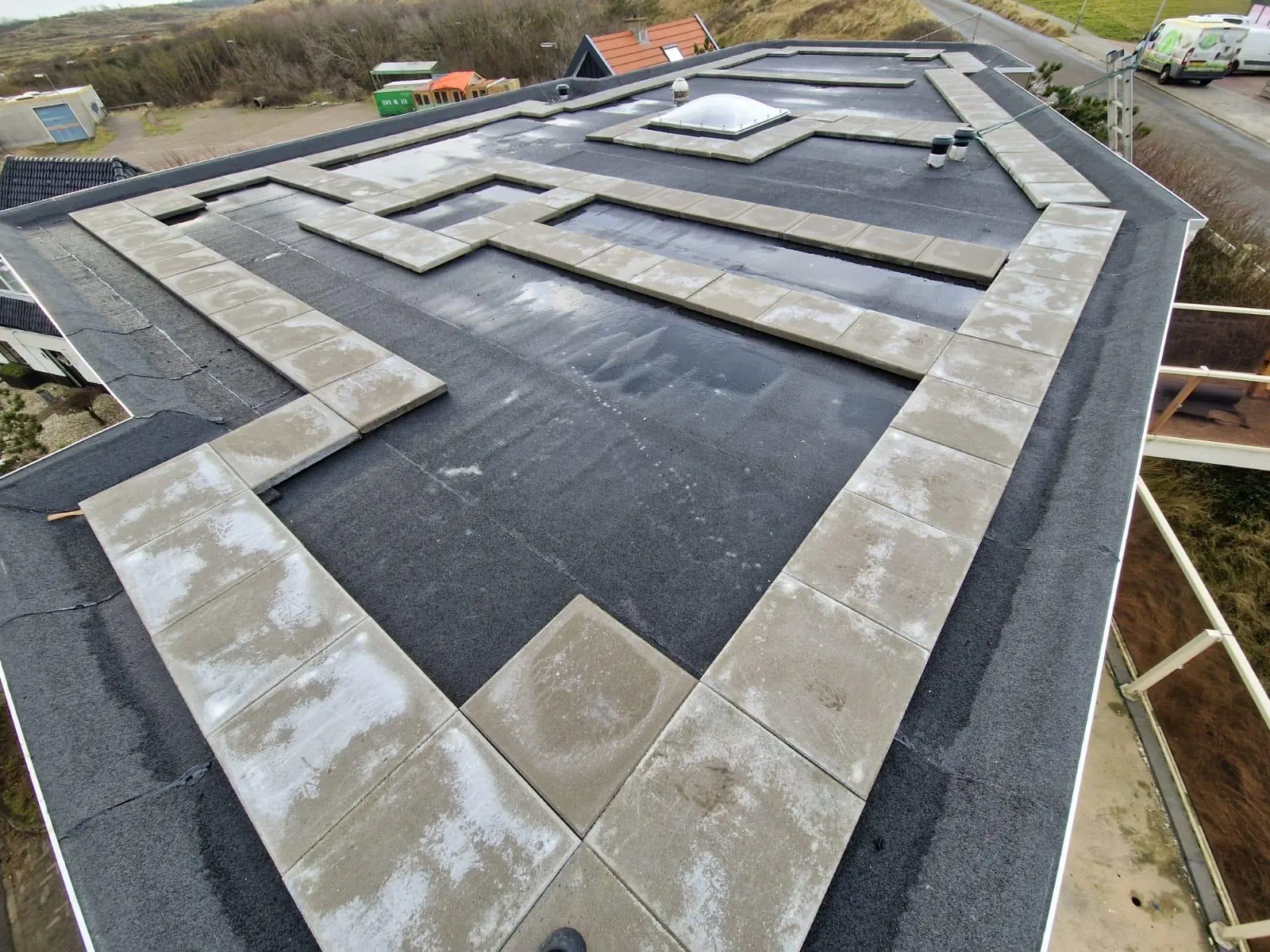 Plat dak met tegelpad en dakranden