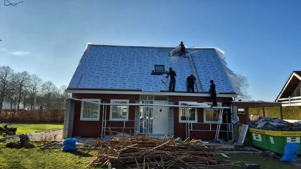 De ploeg aan het werk op een pannendak