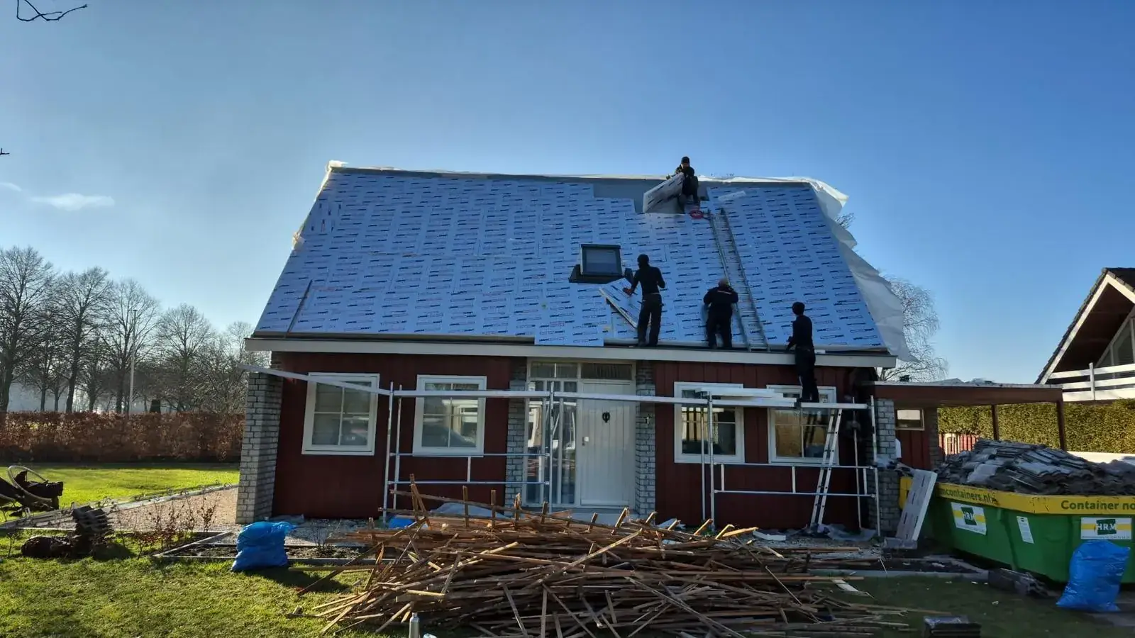 De ploeg aan het werk op een pannendak