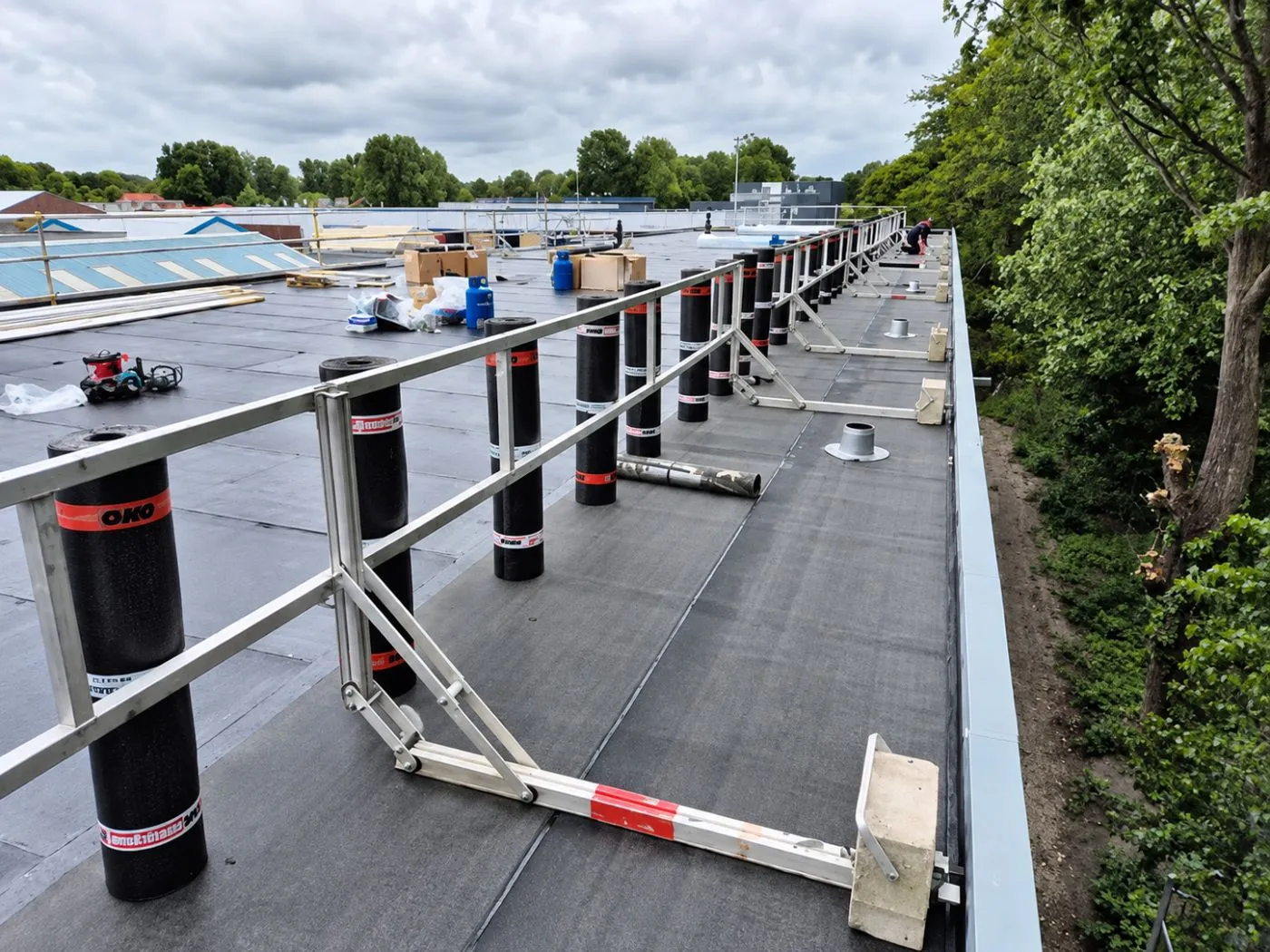 Nieuw plat dak met randbeveiliging