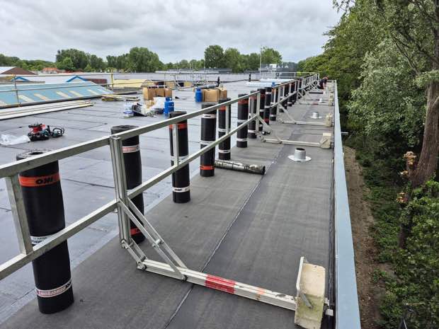 Plat dak met randbeveiliging